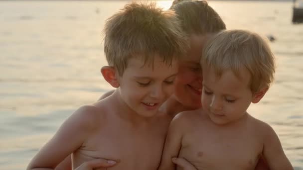 Portretul Fericitei Mame Zâmbitoare Bikini Ținându Îmbrățișându Cei Doi Fii — Videoclip de stoc
