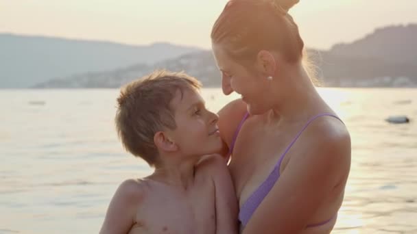 Jonge Moeder Het Strand Knuffelt Kust Haar Zoon Vakantie Zomervakantie — Stockvideo