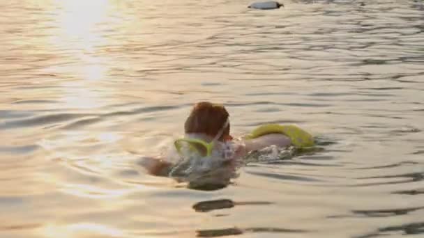 Счастливый Веселый Мальчик Маске Подводного Плавания Морской Воде Пляже Улыбается — стоковое видео
