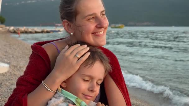 Genç Sevgi Dolu Bir Anne Sahil Havlusuna Sarılmış Oğluna Sarılıyor — Stok video