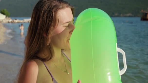 Femeie Tânără Umflând Inel Înot Gonflabil Mal Apusul Soarelui Esența — Videoclip de stoc