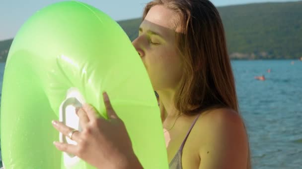 Jonge Vrouw Blaast Haar Zwemring Een Prachtig Zonsondergang Strand Toerisme — Stockvideo
