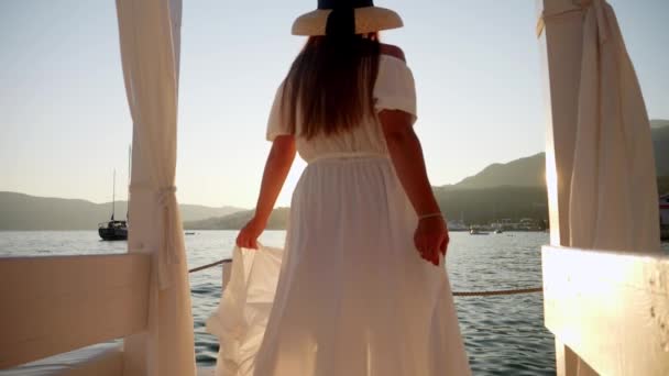 Movimento Lento Uma Jovem Morena Com Cabelos Longos Chapéu Vestido — Vídeo de Stock