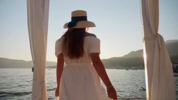 Beleza Morena Vestido Branco Fluindo Chapéu Sol Seu Longo Cabelo — Vídeo de Stock