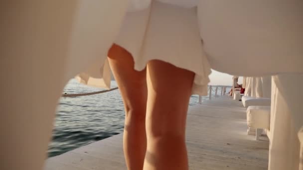 Movimento Lento Mulher Com Vestido Branco Longo Andando Iates Contra — Vídeo de Stock