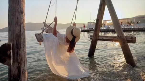 드레스에 흐르는 일몰을 즐기는 해변에 슬로우 모션에서 공휴일 휴가의 아름다움 — 비디오