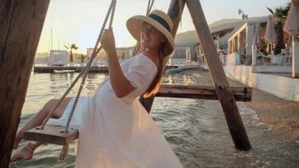 Mulher Morena Jovem Vestido Branco Balançando Praia Mar Câmera Lenta — Vídeo de Stock