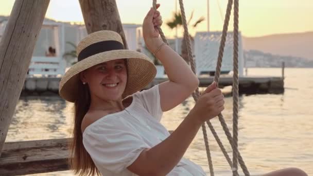 Retrato Mulher Sorridente Alegre Feliz Chapéu Apreciando Balançar Balanço Praia — Vídeo de Stock