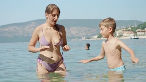 Die Junge Mutter Bringt Ihrem Sohn Das Schwimmen Meer Bei — Stockvideo