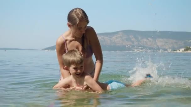 Glücklicher Fröhlicher Junge Der Mit Den Füßen Meerwasser Planscht Während — Stockvideo