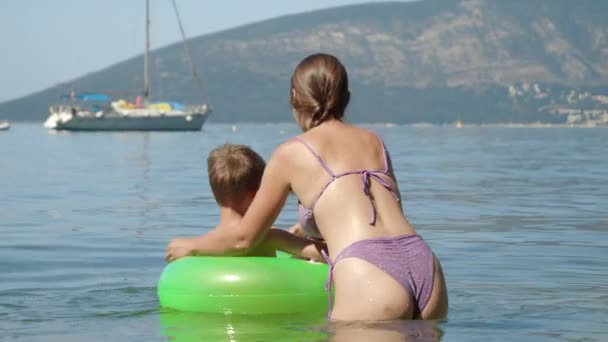 Glücklich Lächelnde Mutter Mit Sohn Beim Schwimmen Aufblasbaren Schwimmring Meeresstrand — Stockvideo