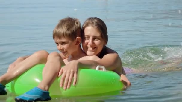 一个快乐的男孩和母亲喜欢带着充气环在海里游泳的画像 家庭假期 假期以及孩子和父母的暑假 — 图库视频影像