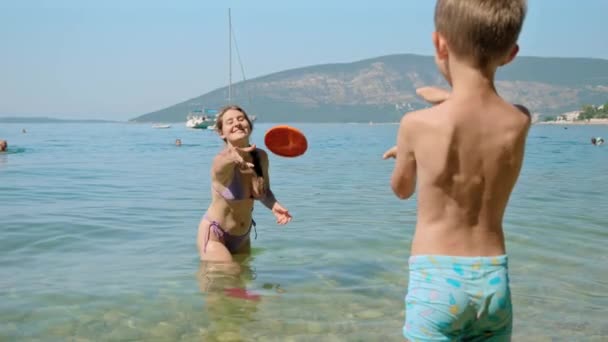 Zeitlupe Einer Glücklichen Mutter Mit Ihrem Sohn Der Strand Frisbee — Stockvideo