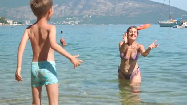 Zeitlupe Eines Fröhlichen Jungen Mit Mutter Die Frisbee Scheiben Wirft — Stockvideo