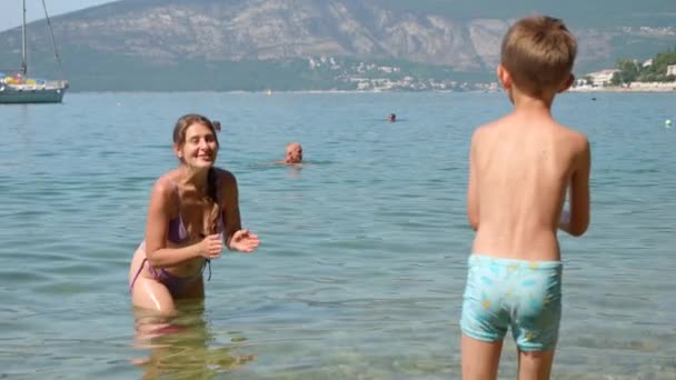 Zeitlupe Einer Lachenden Fröhlichen Frau Mit Ihrem Sohn Der Frisbee — Stockvideo