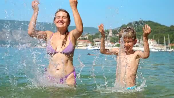 Zeitlupe Einer Fröhlichen Mutter Und Ihres Sohnes Die Strand Spielen — Stockvideo