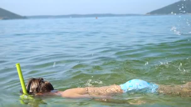 Cámara Lenta Niño Pequeño Con Máscara Snorkel Buceando Bajo Agua — Vídeos de Stock