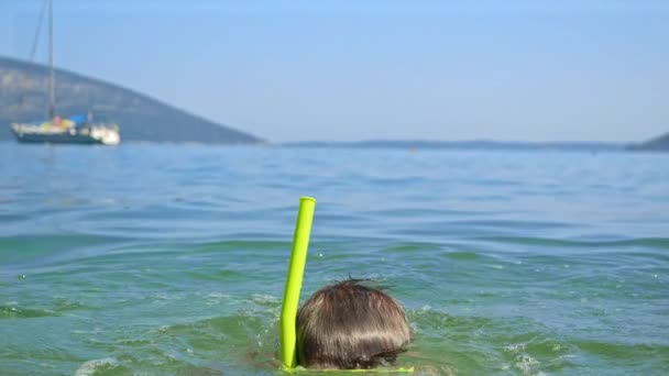 Küçük Bir Çocuğun Yaz Tatilinde Sahilin Yanındaki Deniz Suyundan Atlayıp — Stok video