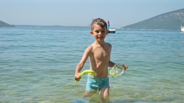 Sød Lille Dreng Tager Dykkermaske Efter Svømning Havet Går Stranden – Stock-video