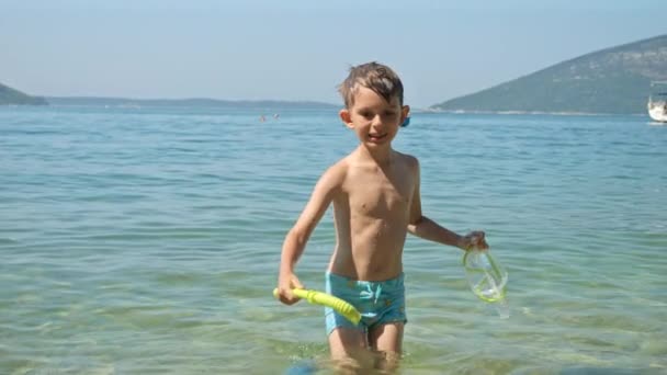 Симпатичный Маленький Мальчик Снимает Маску После Купания Море Прогулки Пляжу — стоковое видео