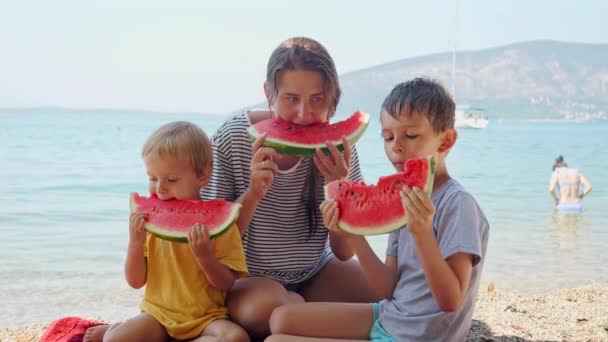 Retrato Familia Feliz Disfrutando Comiendo Sandía Playa Del Mar Verano — Vídeo de stock