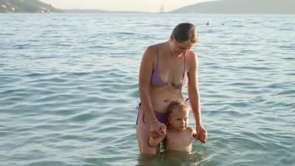 Eine Junge Lächelnde Frau Bikini Hält Ihren Kleinen Sohn Der — Stockvideo