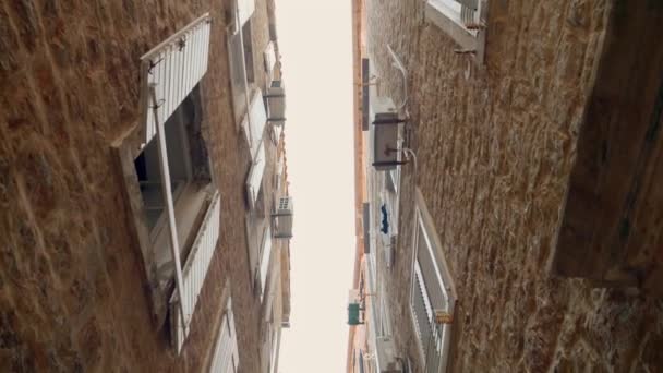 Dar Sokaklar Boyunca Uçan Kameralar Tahtadan Pencere Perdeleri Avrupa Nın — Stok video