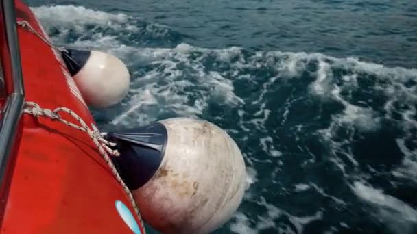Seite Des Roten Rettungsbootes Das Kalten Meereswellen Segelt — Stockvideo