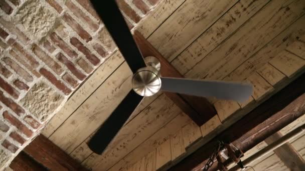 Вентилятор Потолочного Воздуха Медленно Вращается Старинном Деревянном Кирпичном Потолке — стоковое видео