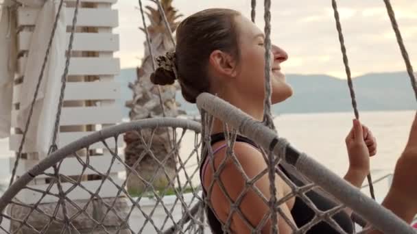 Güzel Bir Kadın Plaj Barında Sallanan Sandalyede Otururken Denizin Üzerinde — Stok video