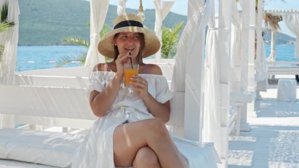 Movimento Lento Mulher Elegante Sentado Mar Praia Café Gazebo Beber — Vídeo de Stock