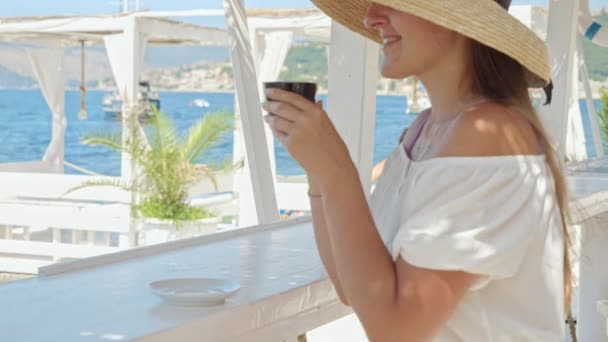 Bar Sul Mare Una Donna Sorseggia Caffè Incarnando Vacanze Estive — Video Stock