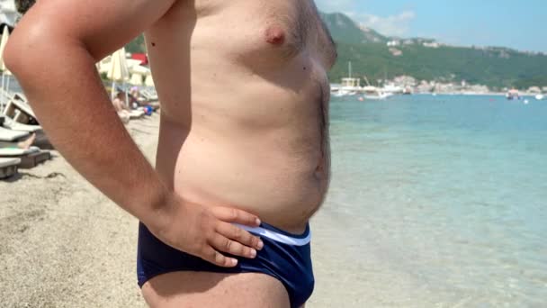 과체중 남자는 해변에 자신의 건강의 체중을 줄이기 다이어트 체중을 — 비디오