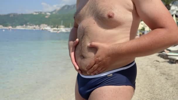 Szoros Kép Kövér Emberről Nagy Pocakkal Aki Túlsúlyos Testét Nézi — Stock videók