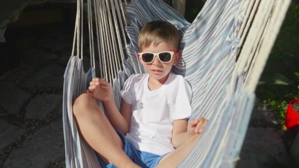 Copilăria Fără Griji Relaxarea Vacanță Acest Videoclip Captivant Unui Băiat — Videoclip de stoc