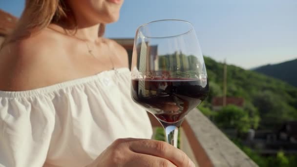 Jonge Vrouw Met Een Glas Rode Wijn Sierlijk Gehouden Fuseert — Stockvideo