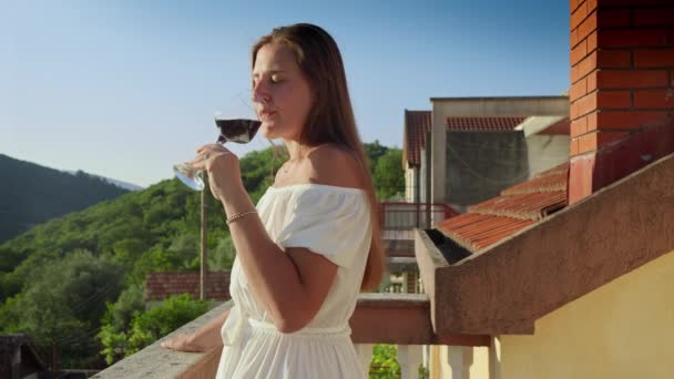 Młoda Kobieta Sukience Popijająca Czerwone Wino Balkonie Lub Tarasie Willi — Wideo stockowe