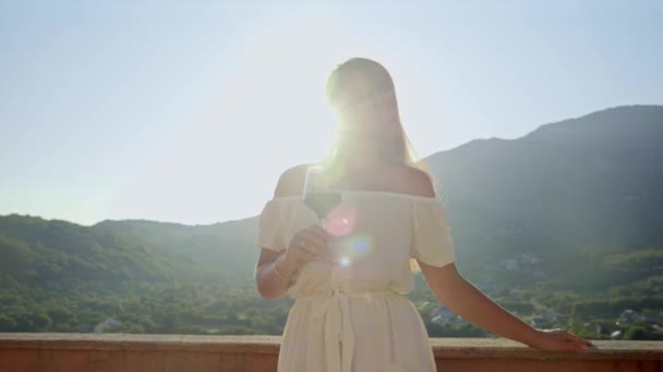 Genç Bir Kadın Elinde Kırmızı Şarapla Balkondan Villa Terasından Dağların — Stok video