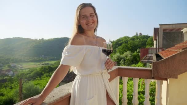 Glimlachende Brunette Met Een Glas Rode Wijn Hand Siert Het — Stockvideo