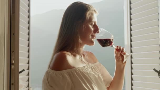 Красива Молода Жінка Стоїть Біля Відкритих Дверей Терасі Червоне Вино — стокове відео