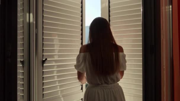 Młoda Brunetka Płynącej Sukience Otwiera Drzwi Balkonowe Wychodzi Taras Rozkoszuje — Wideo stockowe