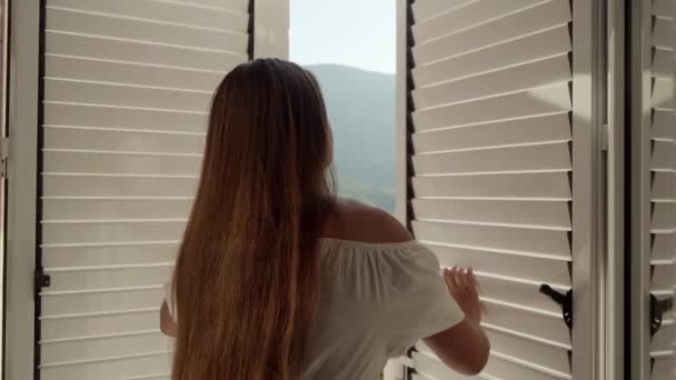 Изящная Юная Брюнетка Открывает Свои Балконные Двери Выходит Террасу Любовается — стоковое видео