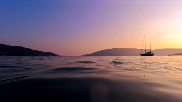Силуэт Яхты Фоне Закатного Неба Гор Спокойной Морской Поверхности — стоковое видео