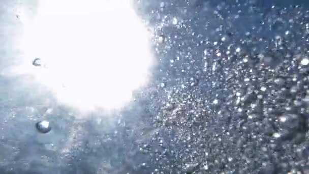 Titta Upp Solstrålarna Skiner Genom Stigande Luftbubblor Och Klart Havsvatten — Stockvideo