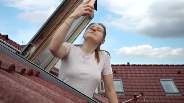 Genç Bir Kadın Tavan Arası Penceresinden Dışarı Bakıp Sinyal Yakalamaya — Stok video