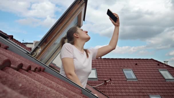 Mujer Joven Encuentra Con Problemas Señal Con Gps Teléfono Inteligente — Vídeos de Stock