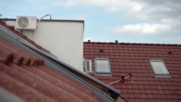 Jeune Femme Ouvre Fenêtre Grenier Vérifier Température Air Météo Avec — Video