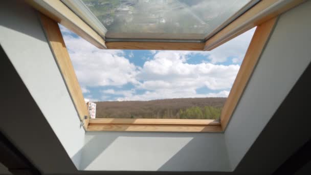Θέα Από Ανοιχτό Παράθυρο Στη Σοφίτα Μπλε Ουρανό Σύννεφα — Αρχείο Βίντεο