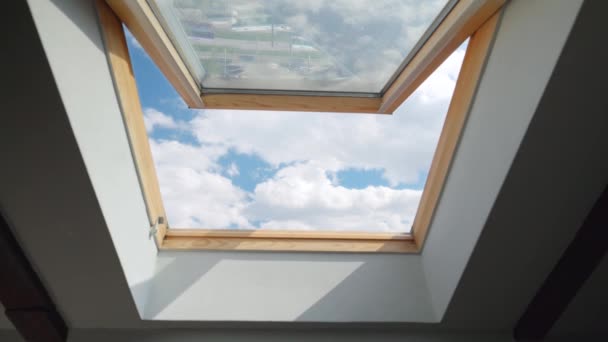 Patrząc Chmury Przelatujące Obok Błękitne Niebo Przez Otwarte Okno Poddaszu — Wideo stockowe
