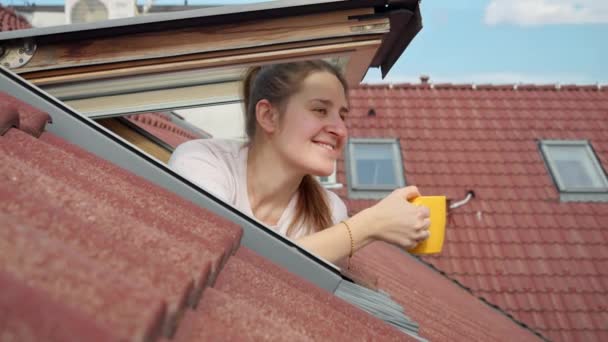 Šťastně Usmívající Žena Otevírá Podkrovní Okno Ráno Pije Čaj Nebo — Stock video
